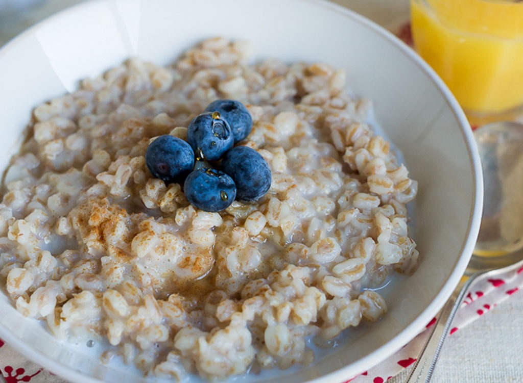 Oatmeal bowl - healthy breakfast for weight loss