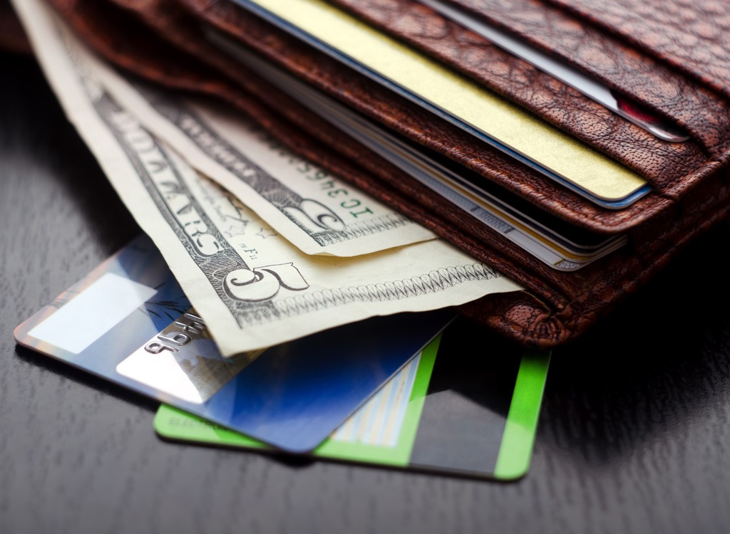 detail peněženky s hotovostí a kreditními kartami