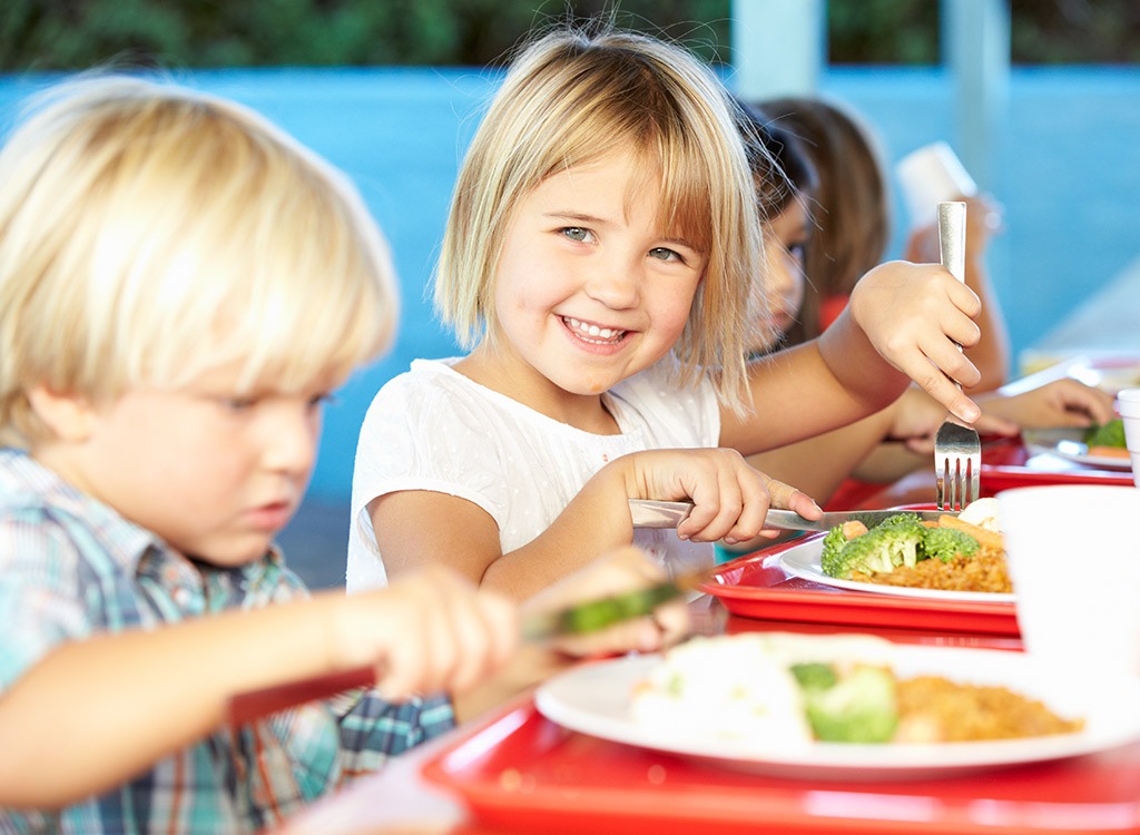 kids eating school lunche