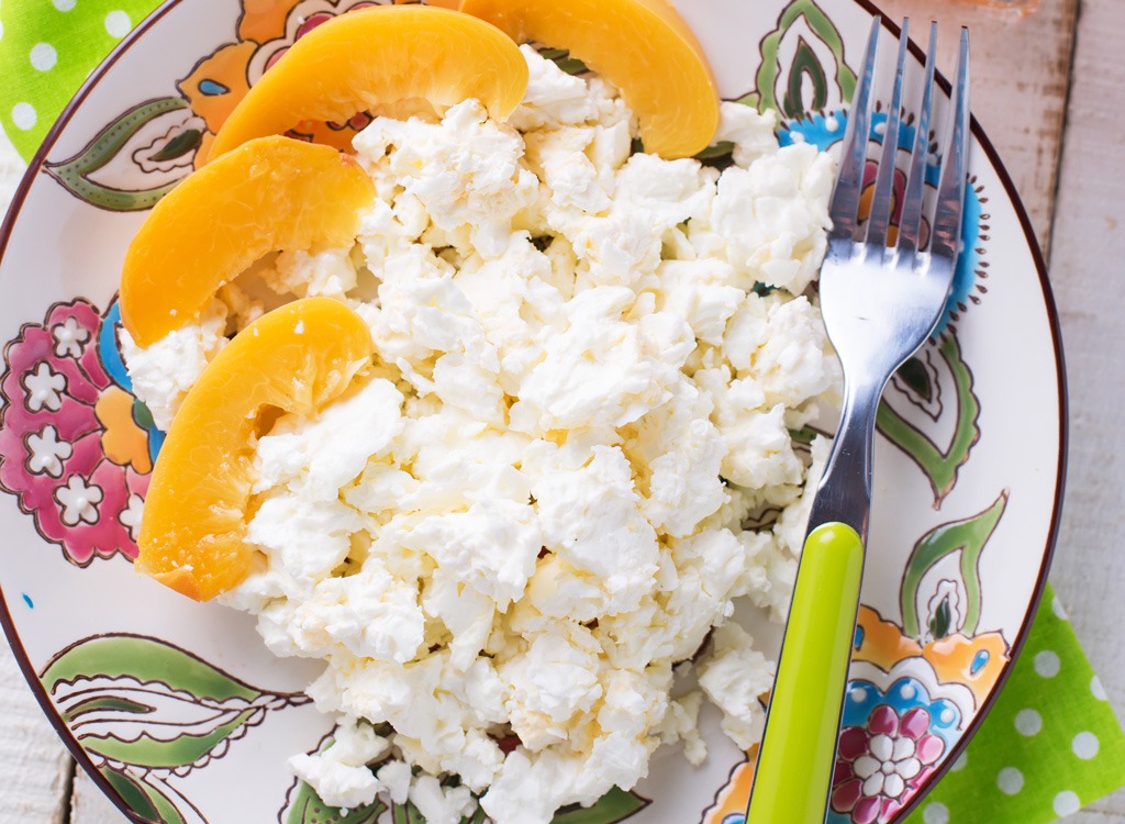 Cottage cheese with peaches - muscle building foods